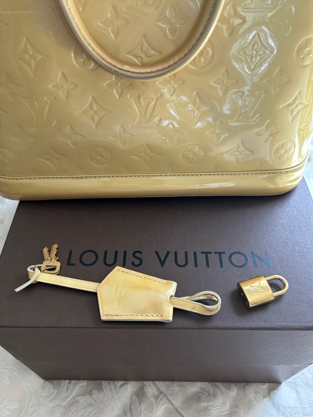 7039. Authentic Louis Vuitton Vernis Alma Satchel. Dustbag, Box, Lock/Key  COA. - Picture 10 of 16